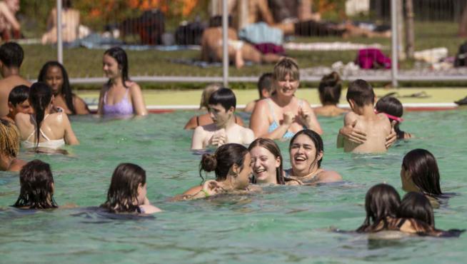 La ola de calor llena las piscinas de Zaragoza