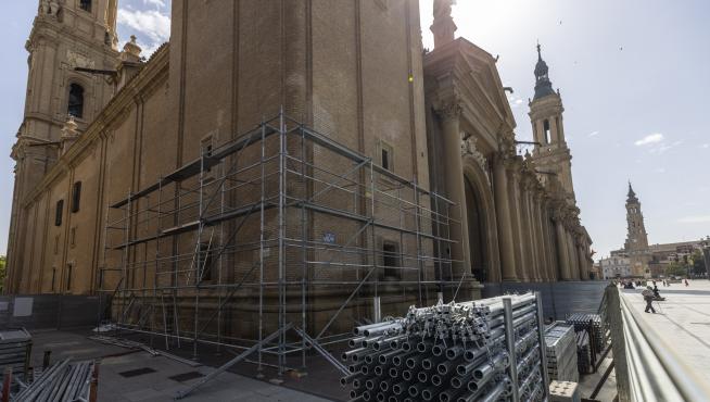 Estado en el que se encontraba ayer el andamio para restaurar una de las torres del Pilar, igual que el pasado 12 de junio.