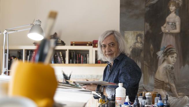El ilustrador turolense Luis Royo, trabajando en su estudio en una obra en la que revisita dos retratos realizados por Goya.