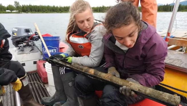 La científica de la Universidad de Arizona Ellie Broadman sostiene un núcleo de sedimento del fondo de un lago de la península de Kenai, en Alaska.
