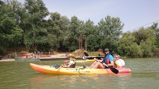 Kayak en el embarcadero de Sobradiel, en el Ribera Alta del Ebro