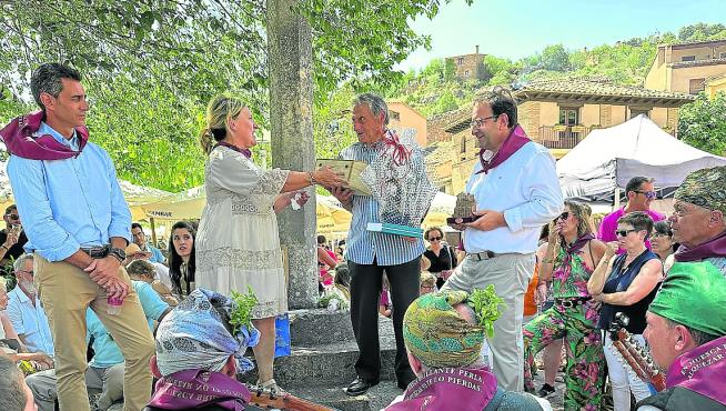 La alcaldesa y el ex alcalde, junto al presidente de la Comarca en el homenaje a José María Cabrero