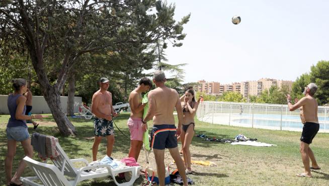 Un grupo de bañistas, en las piscinas de las instalaciones del Camping Municipal de Zaragoza.