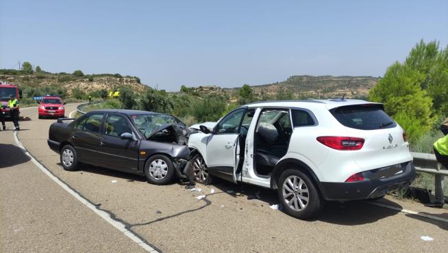 Los dos vehículos implicados en el accidente han chocado frontalmente.