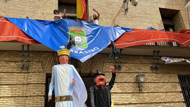 Los dos nuevos gigantes de la comparsa de Barbastro.