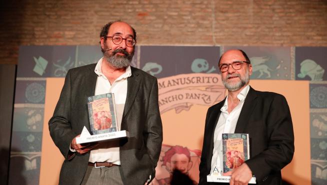 Fernando Lalana, a la derecha, ganaba el pasado mes de marzo el Premio Anaya en colaboración con Chus Castejón con 'El manuscrito Sancho Panza', que se presentó en Pedrola.