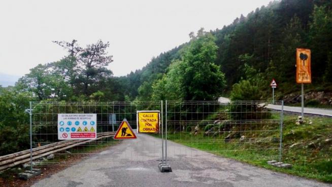 Foto del acceso cortado en La Tella cuando se iniciaron las obras.