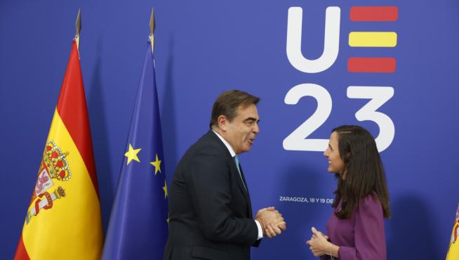 La ministra en funciones Ione Belarra recibe en Zaragoza al vicepresidente de la Comisión Europea, Margaritis Schinas.