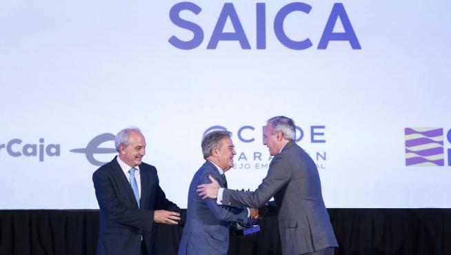 Ramón Alejandro, presidente de Saica, recibe el premio de manos de Jorge Azcón. Con ellos, Miguel Marzo, presidente de la DGA.