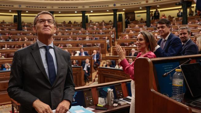 Núñez Feijóo, aplaudido por su grupo parlamentario