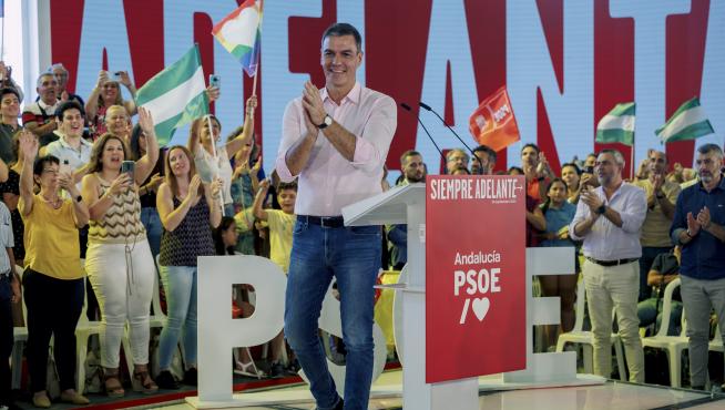 Pedro Sánchez participa en un acto del PSOE en la Rinconada, este sábado.