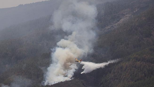 Un avión de bomberos descarga agua sobre Güímar, mientras los incendios forestales se salen de control en la isla de Tenerife.