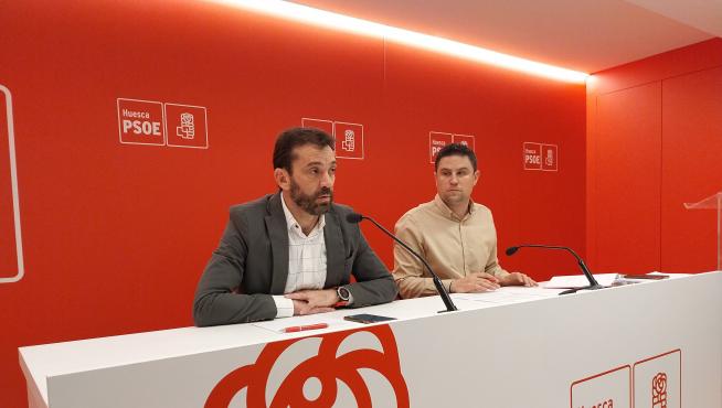 Enrique Pueyo y Antonio Biescas durante la presentación de las mociones que el PSOE llevará al pleno de la DPH.