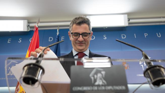 El ministro de la Presidencia, Félix Bolaños, explica en rueda de prensa en el Congreso de los Diputados los pormenores de la ley de amnistía que el PSOE ha registrado