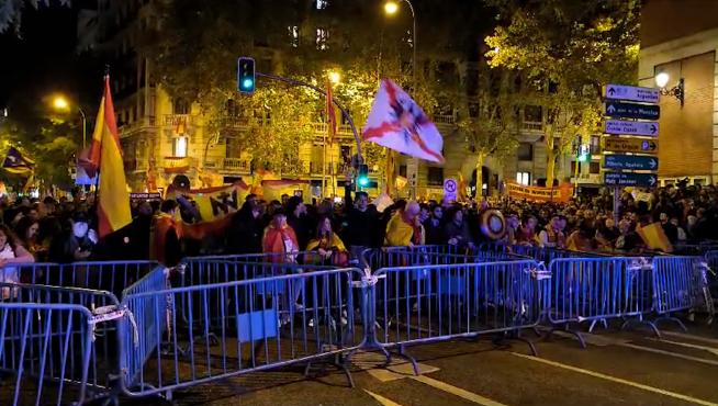 Unas 1.200 personas protestan en Ferraz contra la amnistía, según la Delegación del Gobierno