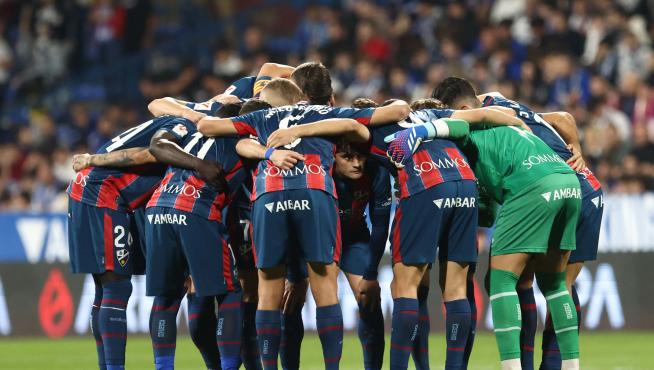 El equipo titular de la SD Huesca, reunido justo antes de empezar el partido con el Real Zaragoza.