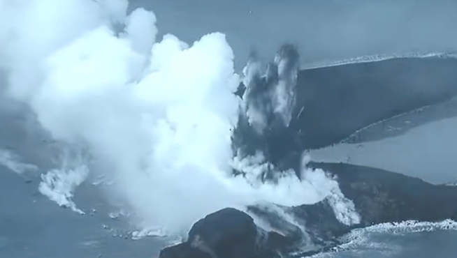 La nueva isla de Iwojima formada por la erupción volcánica