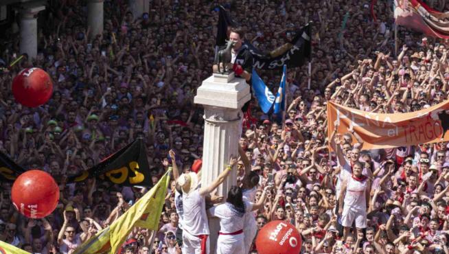 Las Fiestas de Teruel son multitudinarias, la puesta del pañuelo al Torico es uno de los actos masivos.