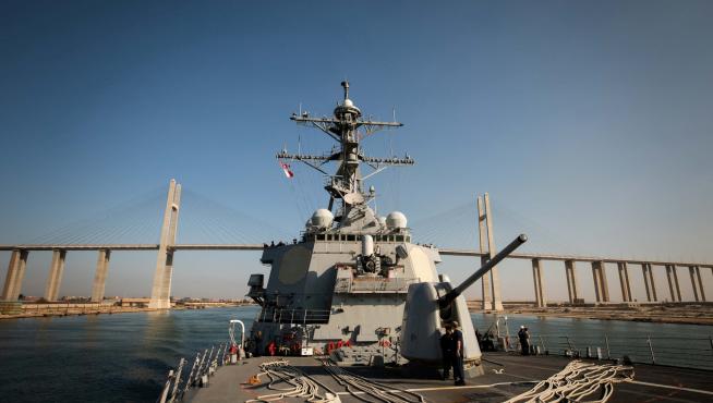 The U.S. Navy Arleigh Burke-class guided-missile destroyer USS Carney transits the Suez Canal, Egypt October 18, 2023. U.S. Navy/Mass Communication Specialist 2nd Class Aaron Lau/Handout via REUTERS. THIS IMAGE HAS BEEN SUPPLIED BY A THIRD PARTY [[[REUTERS VOCENTO]]]