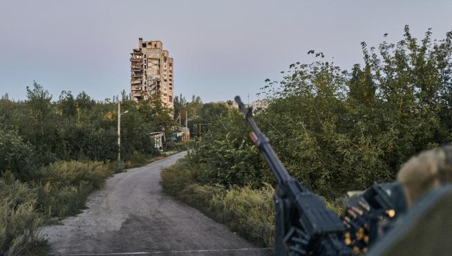 Un soldado ucraniano sentado en su posición en Avdiivka, región de Donetsk