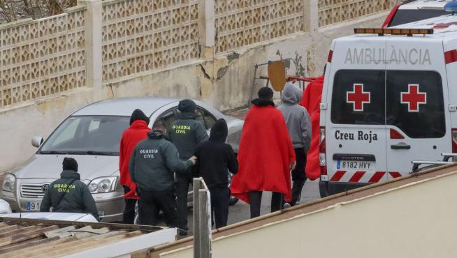 Vista de la detención de algunos de los treinta migrantes marroquíes, entre ellos nueve menores de edad, que han conseguido entrar a nado en Ceuta en las últimas horas.