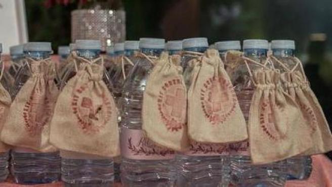 Imagen de una mesa con kits antirresaca para los invitados de una boda.