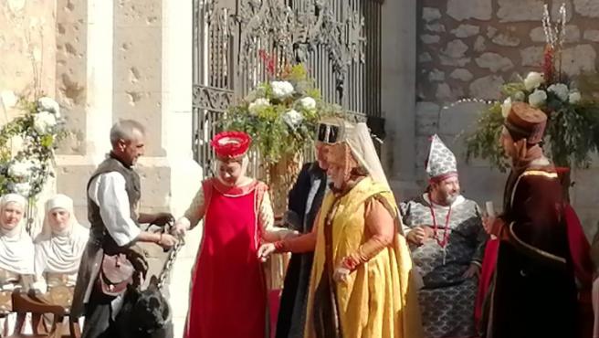 Continúan los regalos para los recién casados. ¡Ahora un lobo! ¡Madres y padres pongan a buen recaudo a sus hijos!