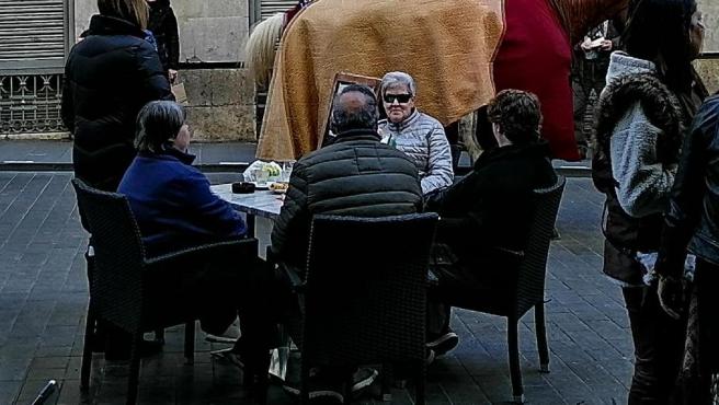 Hay quien aprovecha el festejo para hacer una parada en las posadas de la zona, abarrotadas.