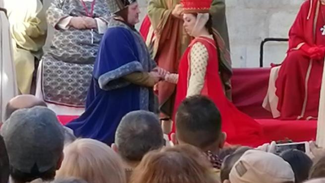 Marido y mujer son ya don Pedro y doña Isabel. Él irradia ilusión, sin embargo, en ella ninguna alegría florece.