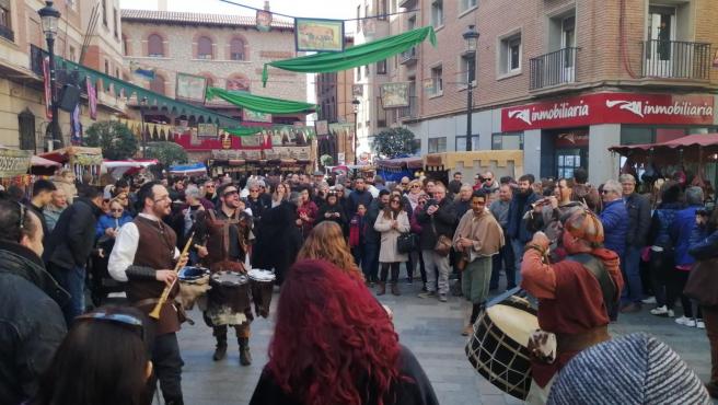 La música medieval se hace un hueco en medio del gentío