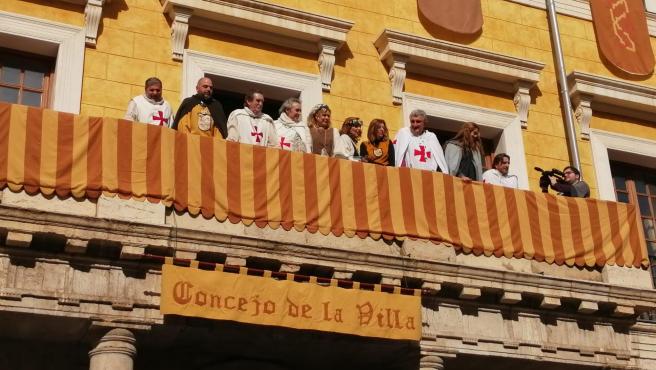 Los nuevos templarios en el balcón del Concejo de la Villa