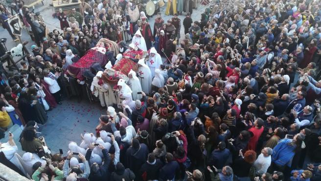 Llegada de los amantes a la plaza del Seminario en medio de una lluvia de pétalos