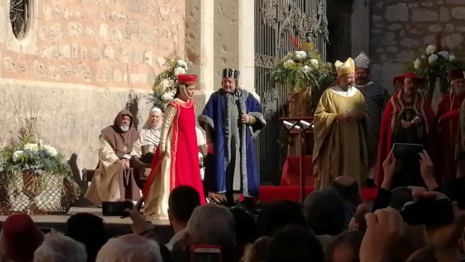 Al fin, llega la esperada Isabel. Luce vestido de terciopelo rojo pasión. Pasión es lo que le falta porque no se muestra nada convencida.