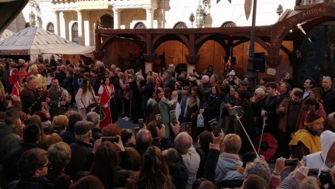 La comitiva nupcial ya llega a la plaza de la catedral.