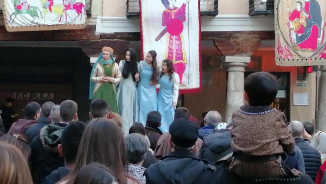 Las damas de Bearn, en la plaza del Torico