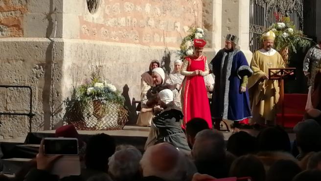 Los guardias se llevan al hermano de Diego de Marcilla, el caballero al que Isabel había prometido su amor.
