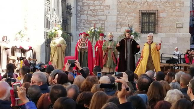 Los invitados comienzan a llegar. El hermano y la cuñada de don Pedro de Azagra dan la bienvenida a todos ellos.