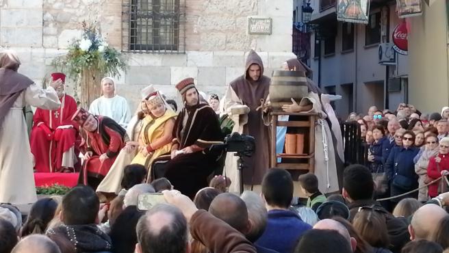 Tras el 'sí, quiero', la cerveza riega el enlace. Pinchada del barril de la Abadía de Ambar, un brebaje que sido elaborado bajo permiso papal.