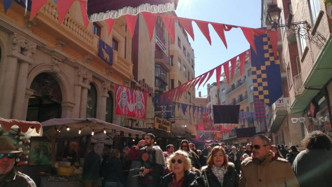 Turolenses y foráneos que se arremolinan en los puestos de comida.