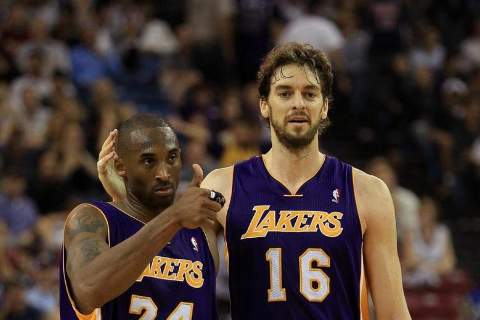 Kobe Bryan y Pau Gasol celebran la victoria de los Lakers ante Sacramento