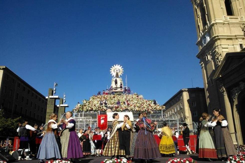 Zaragoza se vuelca un año más con la Ofrenda de Flores a la Virgen del Pilar