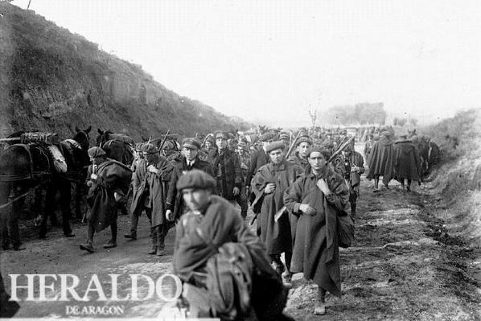 El 12 de diciembre de 1930, los capitanes Galán y García Hernández, al mando de varios militares de la guarnición de Jaca, se sublevan contra el Gobierno, proclamando la República. En la imagen, soldados y civiles, hechos prisioneros tras la sublevación, son conducidos por carretera a Jaca.