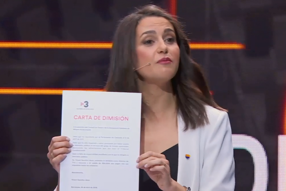 Inés Arrimadas le entrega una carta de dimisión completamente rellenada a Vicent Sanchis para que dimita.