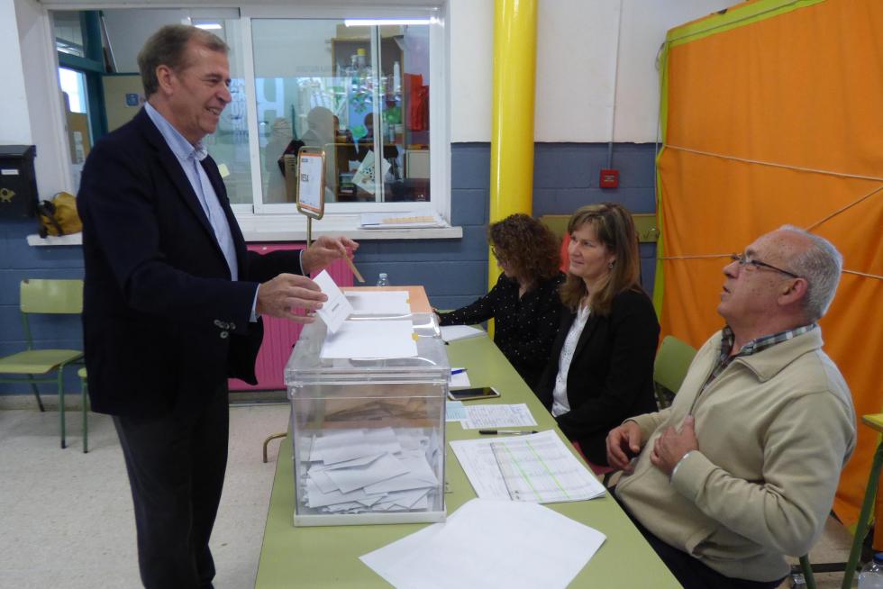 El candidato al Senado del PSOE por Huesca, Antonio Cosculluela, votando esta mañana en el colegio electoral del CP La Merced de Barbastro.