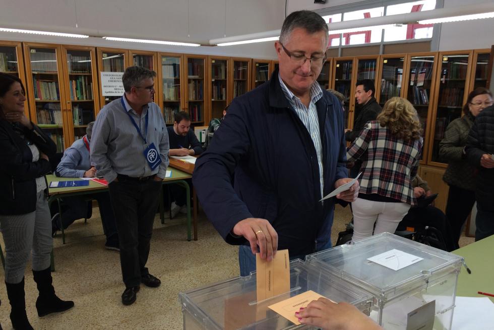 El candidato número uno al Senado por Teruel del PP, Manuel Blasco, votando en Teruel esta mañana