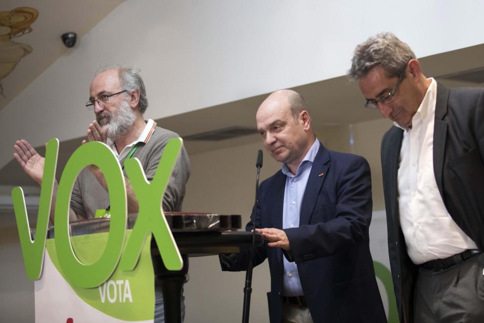 El presidente de Vox Zaragoza, Santiago Morón, en el centro del atril