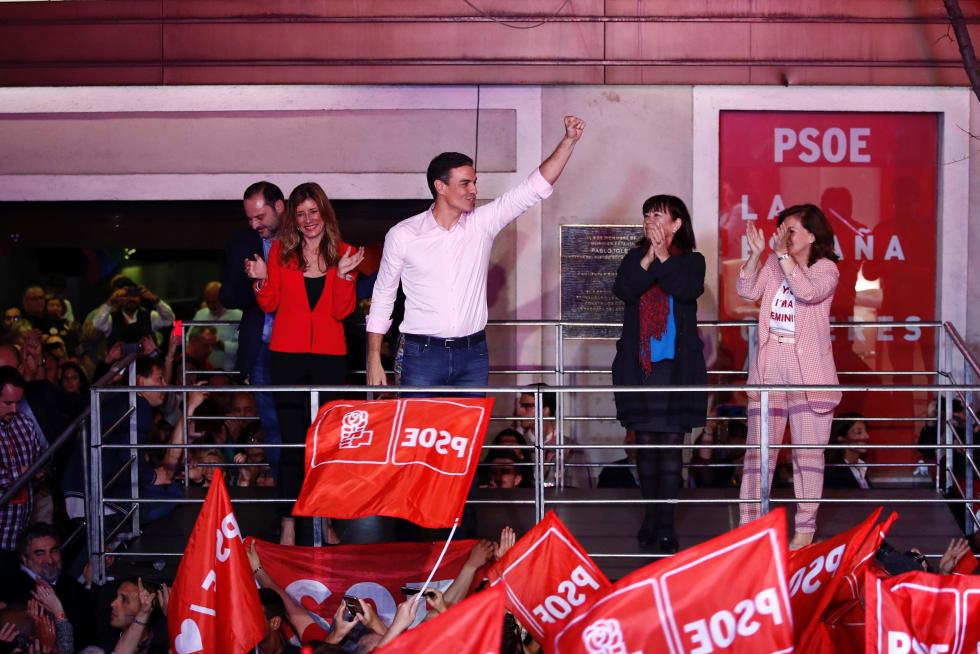 Pedro Sánchez en declaraciones en la sede del PSOE tras la victoria electoral de este domingo.