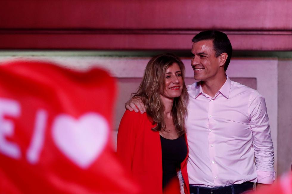 Sánchez y su mujer en el balcón de Ferraz