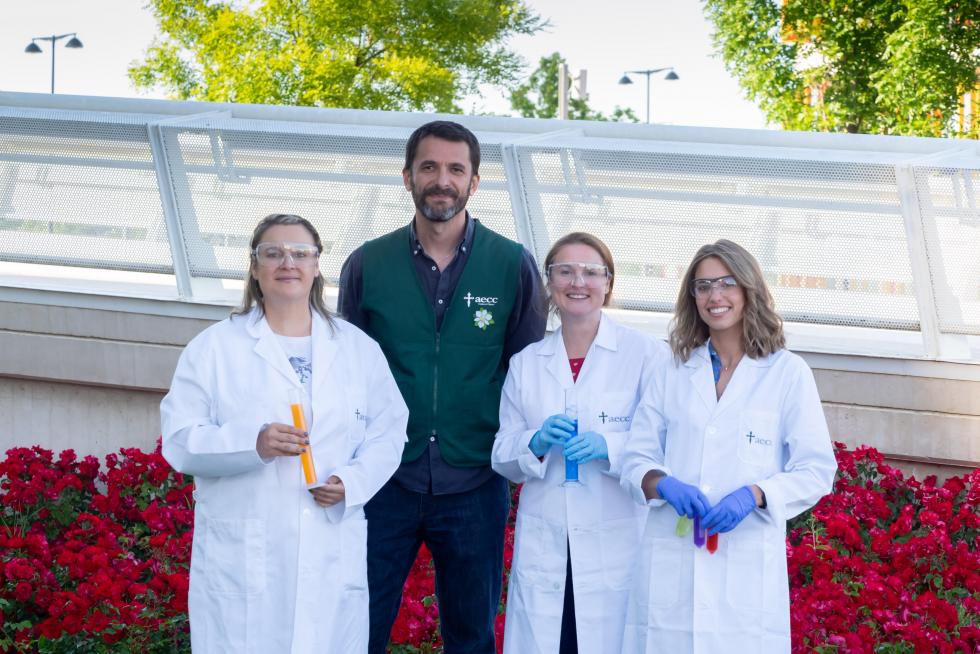 Las investigadoras Pilar Martín, Patricia Sancho y Noelia Mendoza junto al gerente de la AECC en Aragón, Patxi García Izuel.