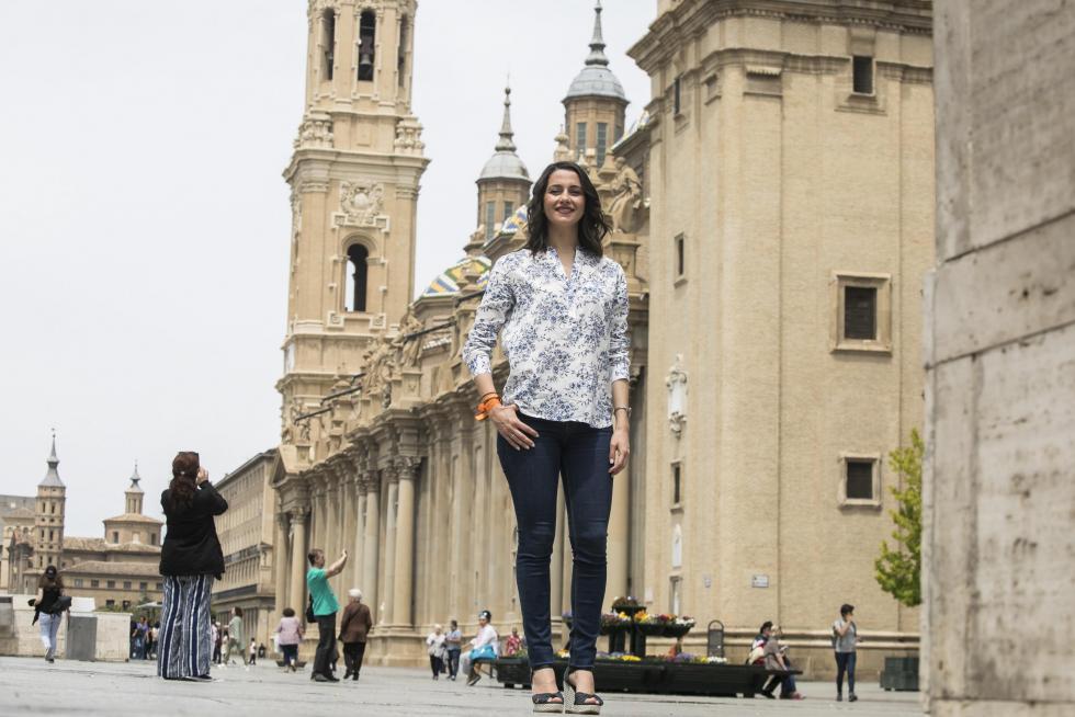 Arrimadas ha dado este jueves un breve paseo por Zaragoza y ha acabado en la carpa de Cs de la plaza del Pilar.